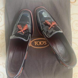 Tod's Patent Leather Pump, Black with red tassels, size 39, 3 inch heel